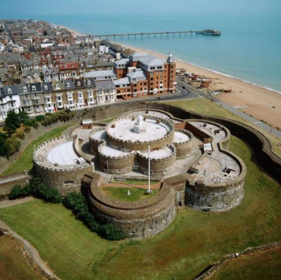 Spacious Seaside Escape In The Heart Of Deal, 4 Mins From The Beach Exterior foto